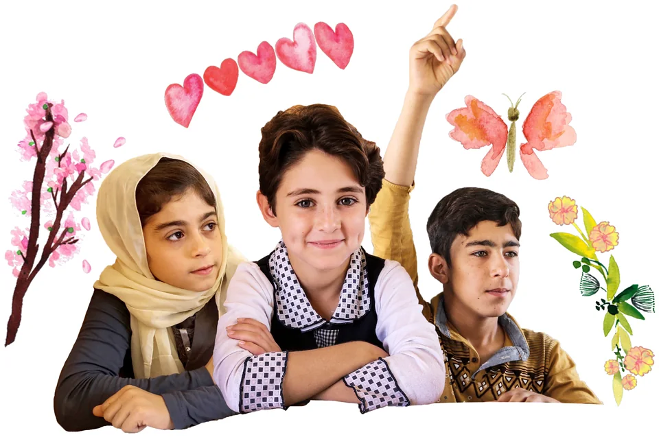 سه دانشآموز، یکی از آنها دستش را برای پرسیدن بالا برده است
